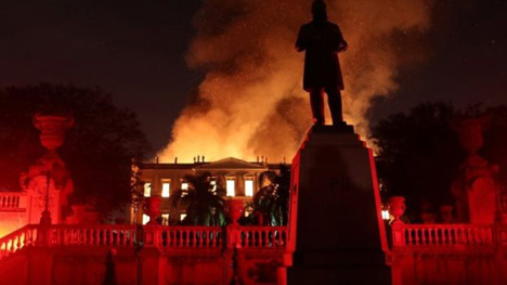Fire destroying much of the collection of the Museum Nacional.