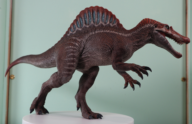 The W-Dragon Spinosaurus model stands unaided (without the display base).