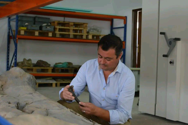 Co-author Bruno Camilo studying dinosaur limb bones.