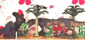 The Nanmu Studio King of the Giant Apes figure confronts tyrannosaurs.