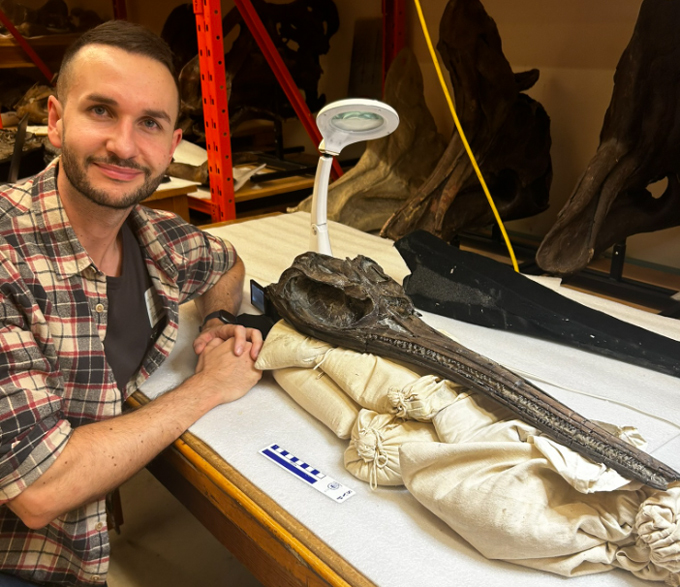 Dr Dean Lomax with the skull of the Xiphodracon.