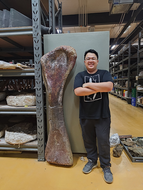 Thitiwoot Sethapanichsakul and the front leg bone (humerus).